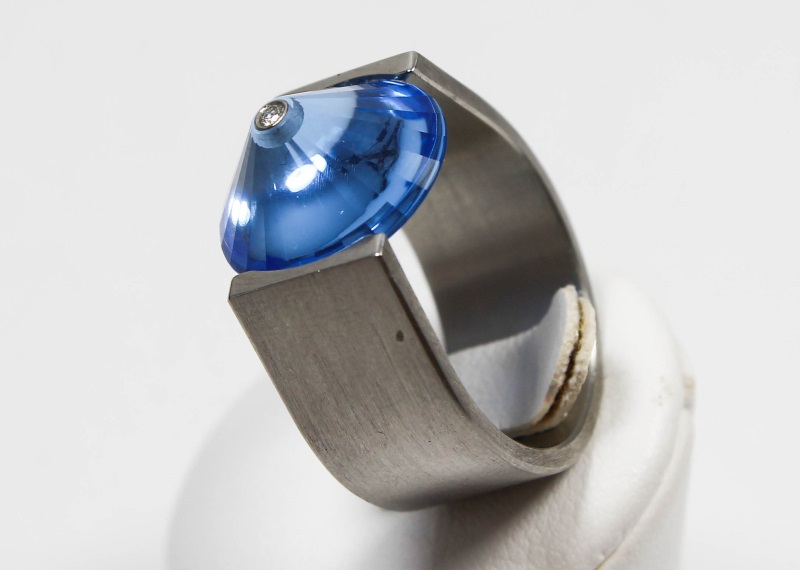 Bunz Damenring Platin 950 blauer synthetischer Stein Brillant